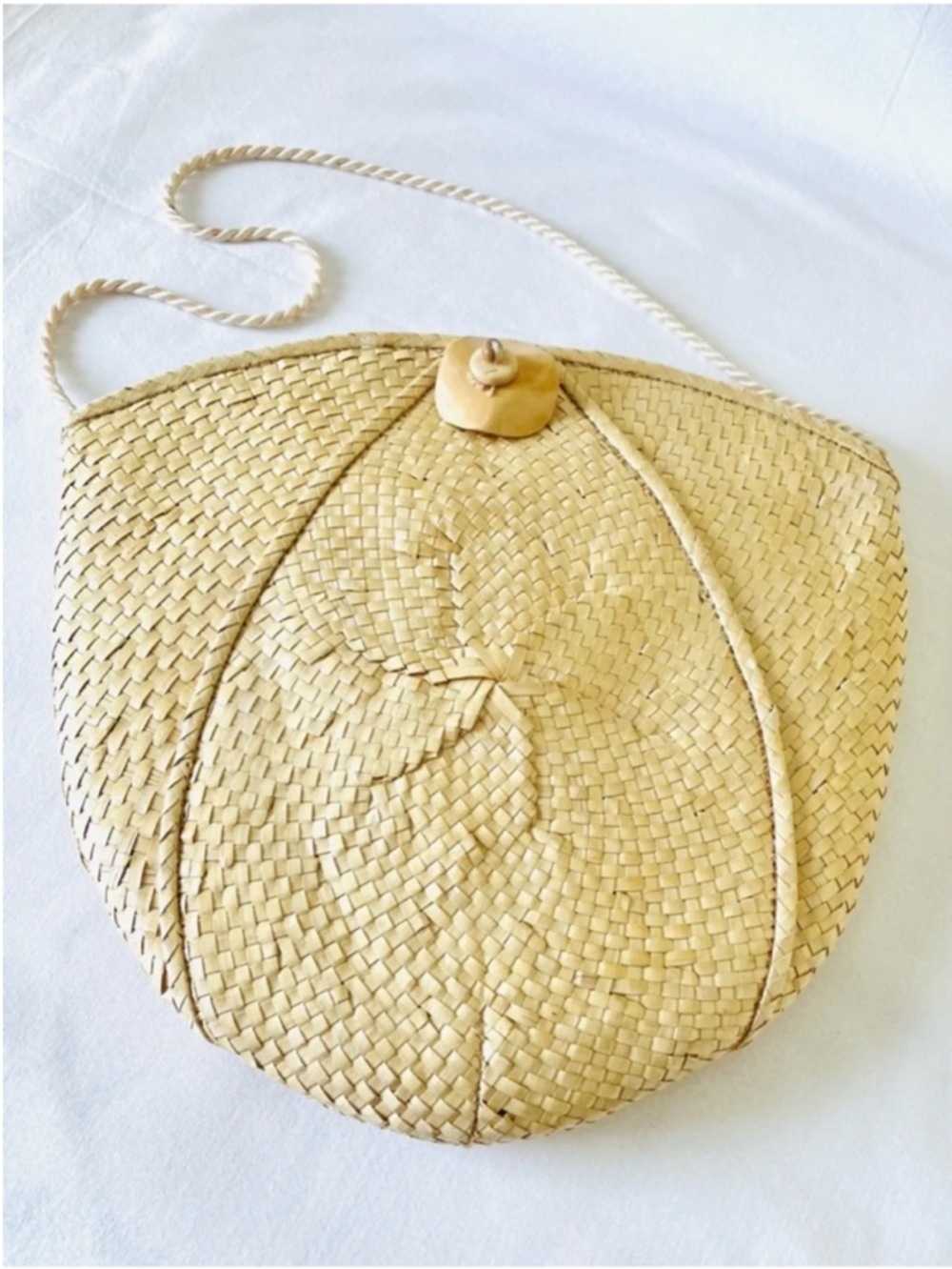 Vintage 1980s Genie Wristlet Handbag Purse Woven Cream Shell Toggle Cord